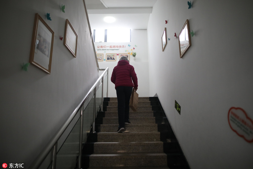 21日,中国北京,北京市朝阳区养老服务指导中心,一位老奶奶慢慢爬楼梯
