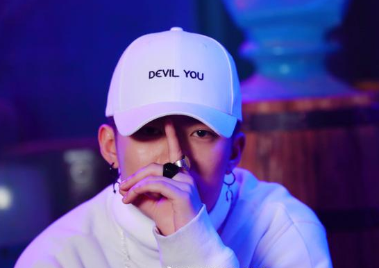 pgone晒照狂撩粉眼神迷离霸气炫酷