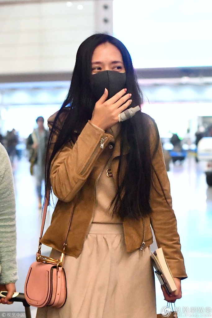 凤凰网娱乐讯  2017年11月1日,郭碧婷现身北京机场.