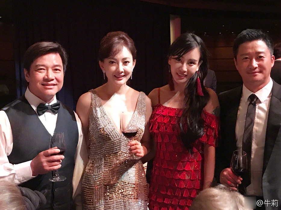 45岁牛莉与吴京同框身材抢镜