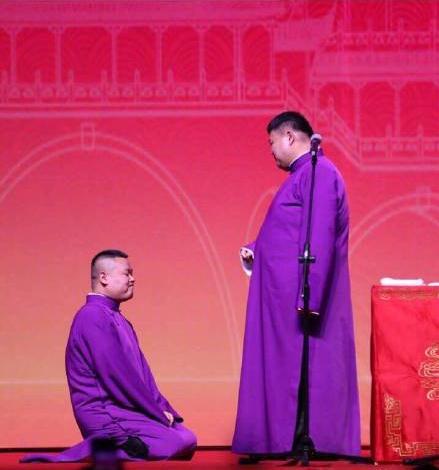 反向调侃哪家强岳云鹏晒下跪照质问man不man