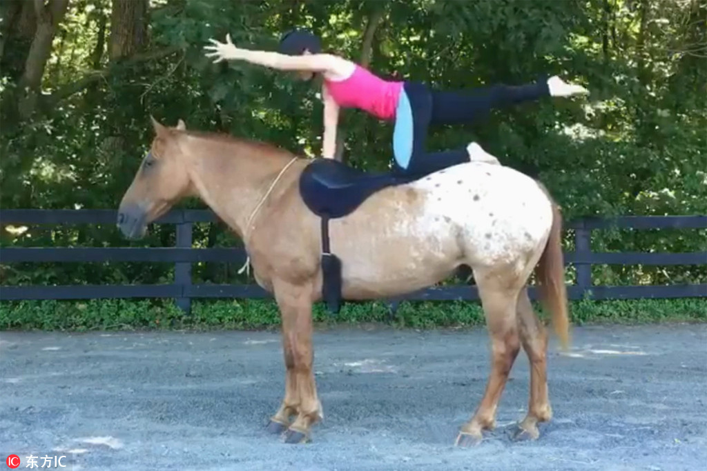 美国姑娘演示马术瑜伽人马合一挑战极佳平衡力
