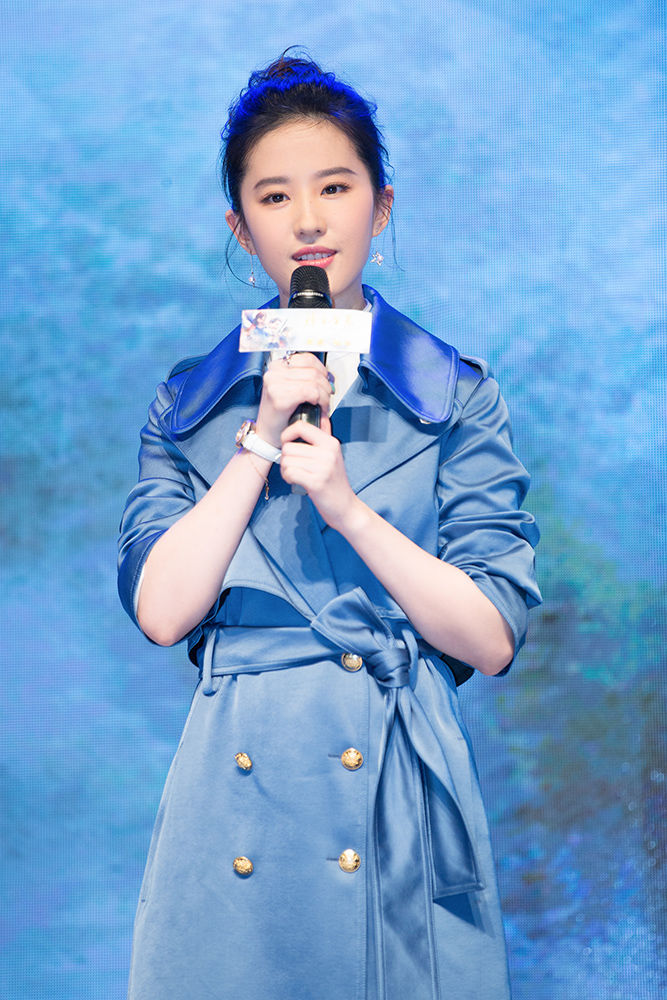 刘亦菲携新作空降杭州 蓝色风衣尽显女神气质