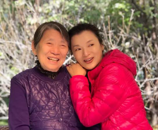 62岁刘晓庆晒全家福穿红衣显年轻