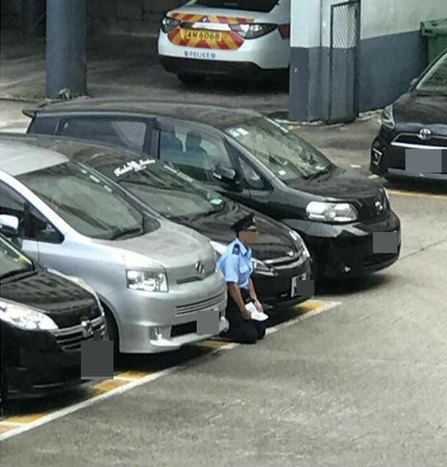 香港一警察跪地停车场举牌求见领导