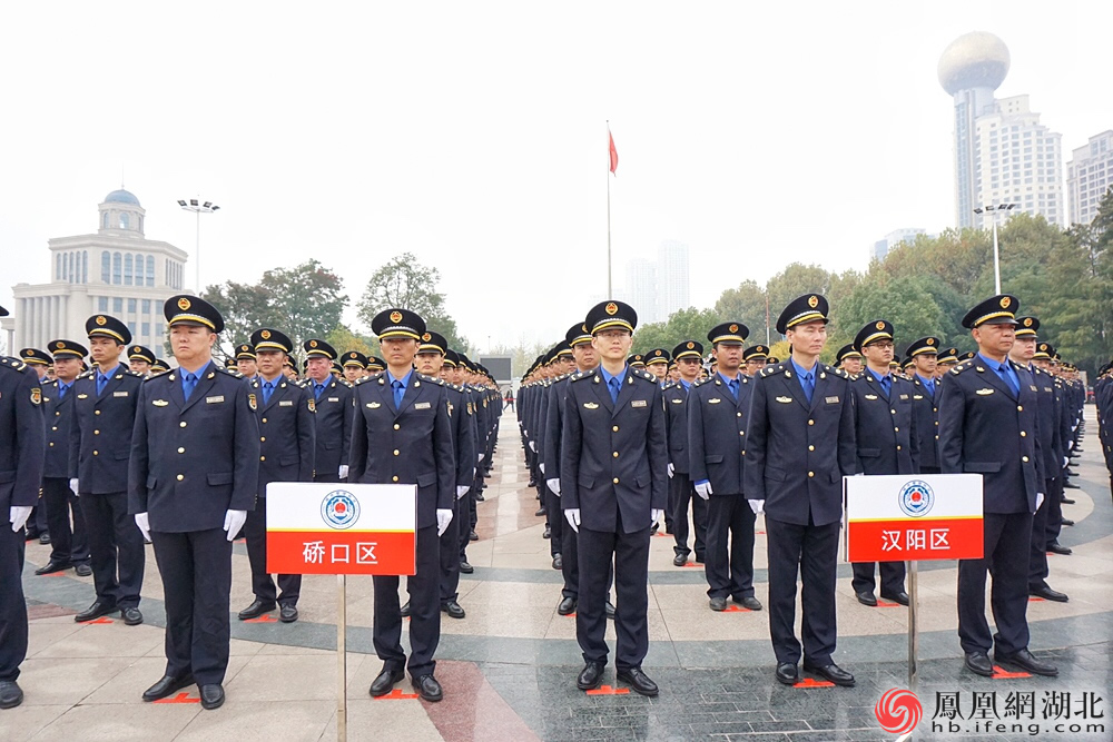 武汉城管换上全国统一制式服装以新形象开启新起点图