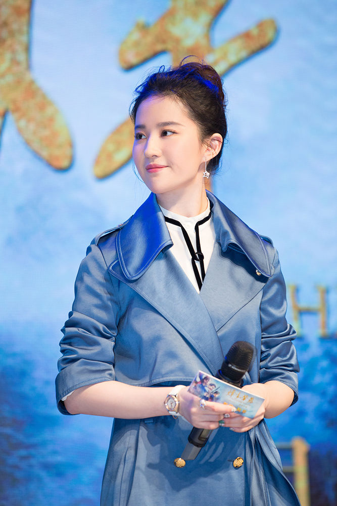 刘亦菲携新作空降杭州 蓝色风衣尽显女神气质