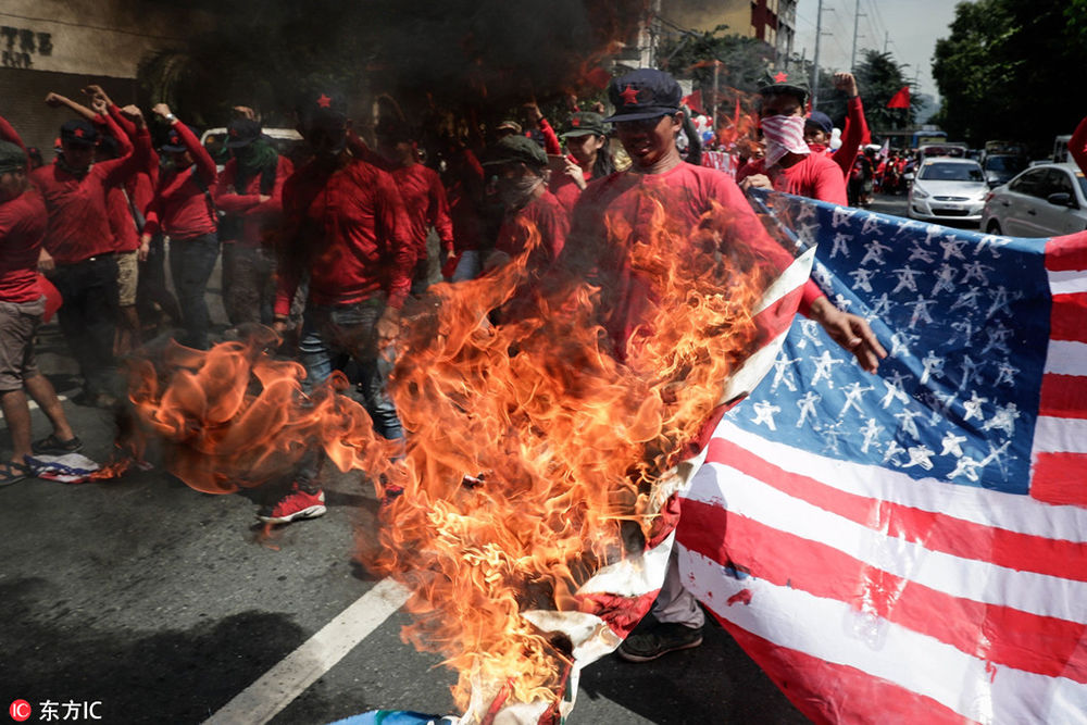 菲律宾民众焚烧美国国旗举行抗议活动,反对其到访.