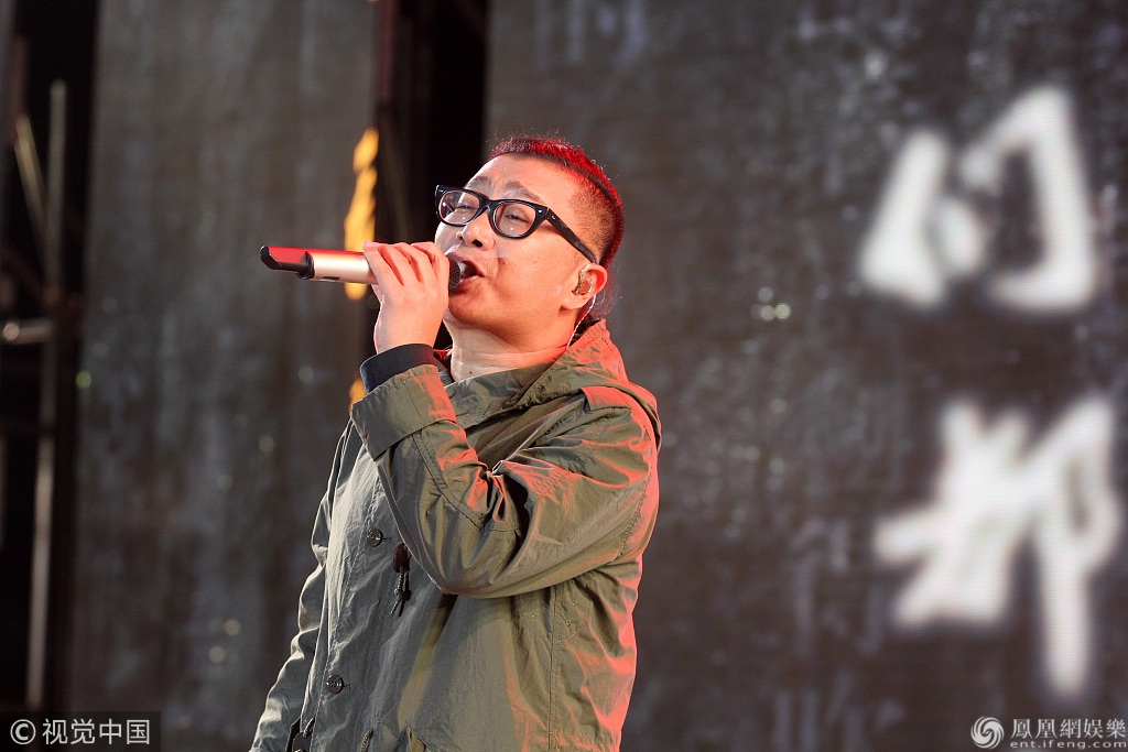 庞龙扎小马尾辫现身江苏盐城 身形发福热情献唱