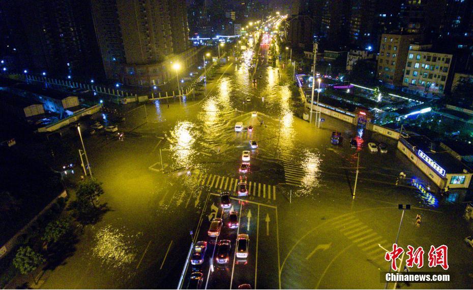 海口遭暴雨袭击 城市内涝成"泽国"