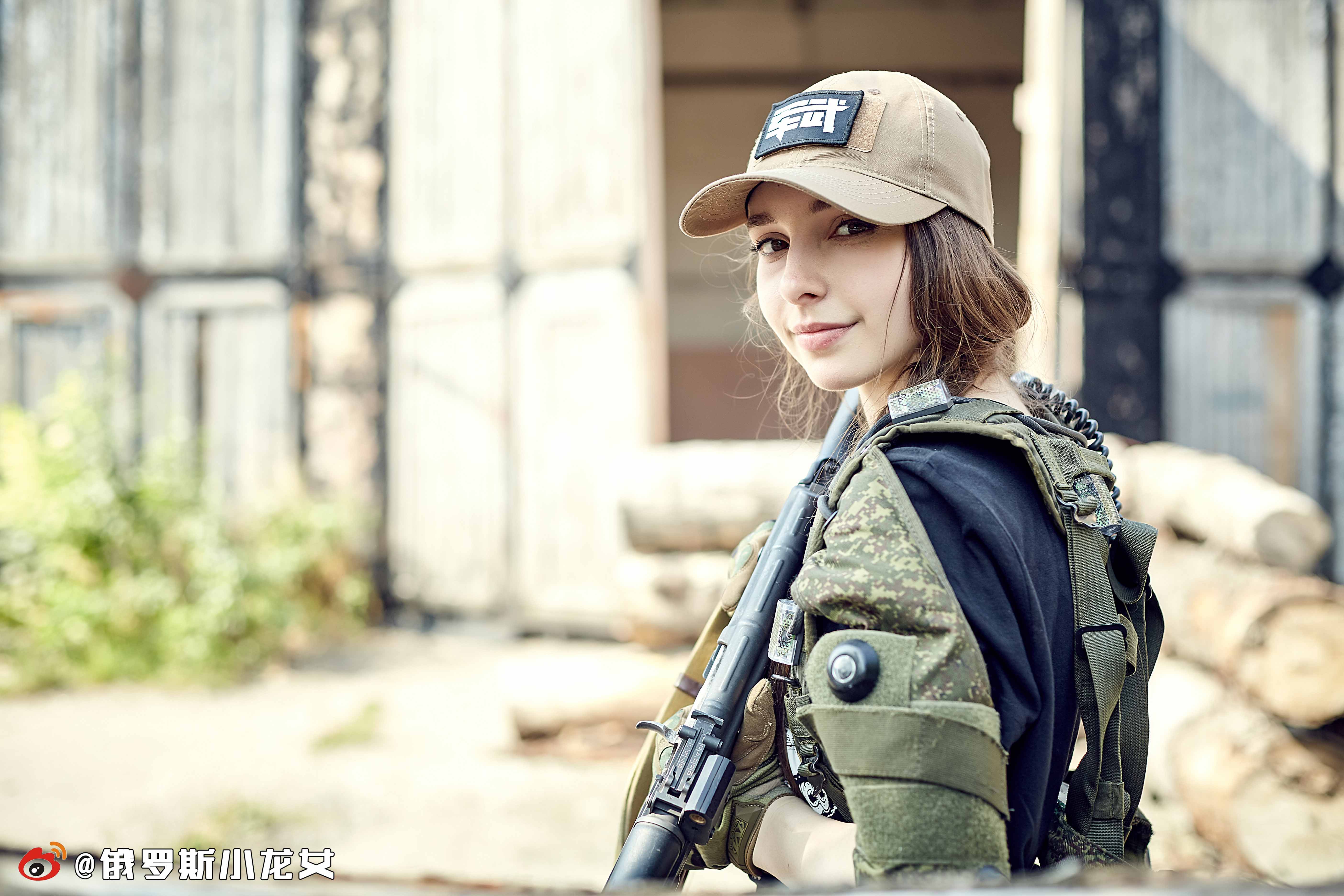 最美女军迷进军中国 这个俄"军二代"为何火遍全球