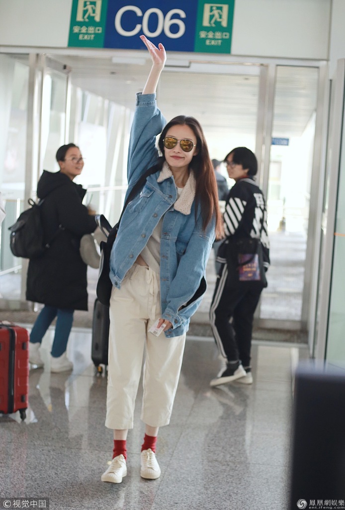 倪妮机场放飞自我高举手臂女神变女神经