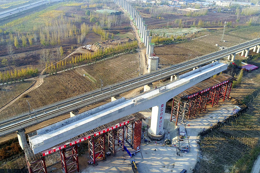 国内首座万吨级曲线高铁t构桥跨越京广高铁成功转体