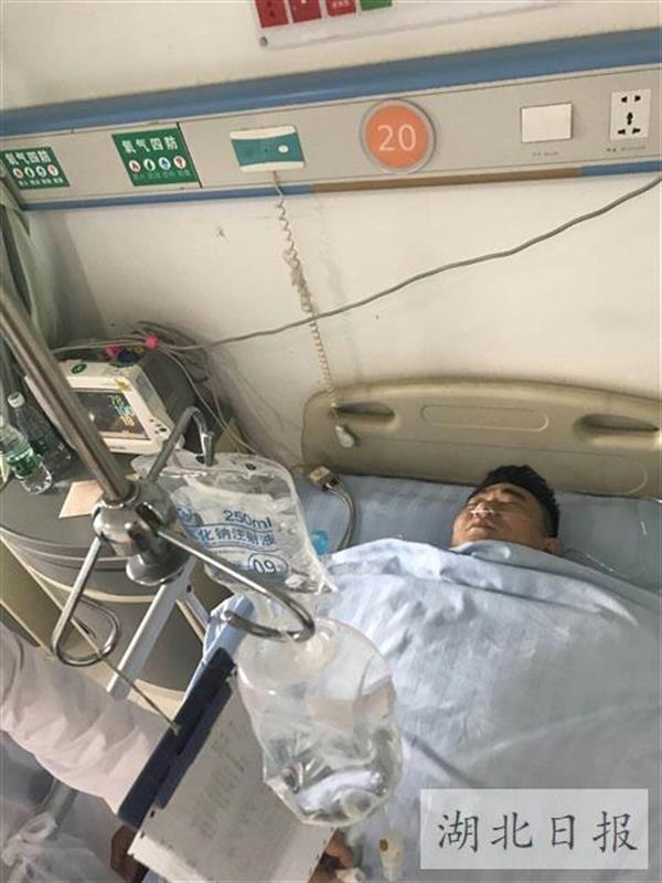民警制止纠纷遭两男子拿刀刺伤 其中一人为在逃人员_湖北频道_凤凰网
