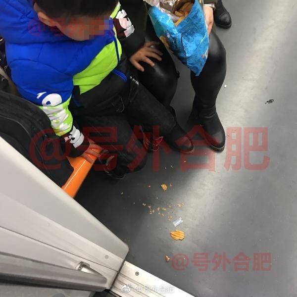 无语!合肥地铁上家长踩碎掉落食物 旁边孩子学着踩