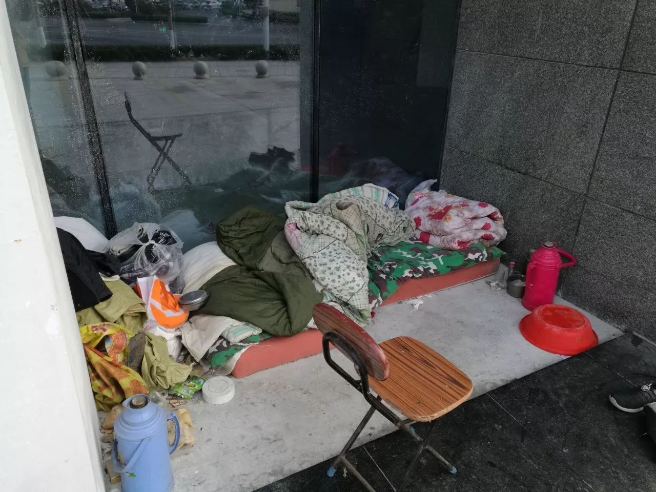 潍坊:环卫工露宿街头惹争议 所在单位发声