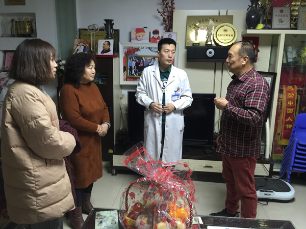 郑州华厦眼科医院医生走进王宽老师家医生为王阿姨检查眼睛提到王宽