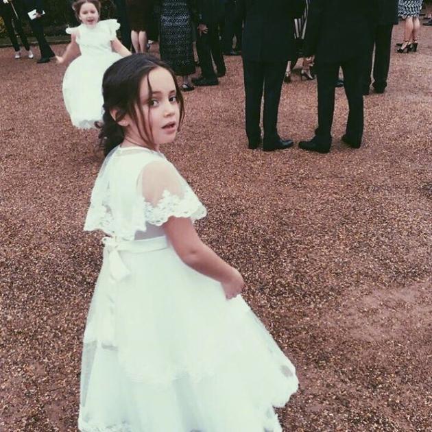 小仙女小七为舅舅婚礼当花童身穿纱裙超可爱