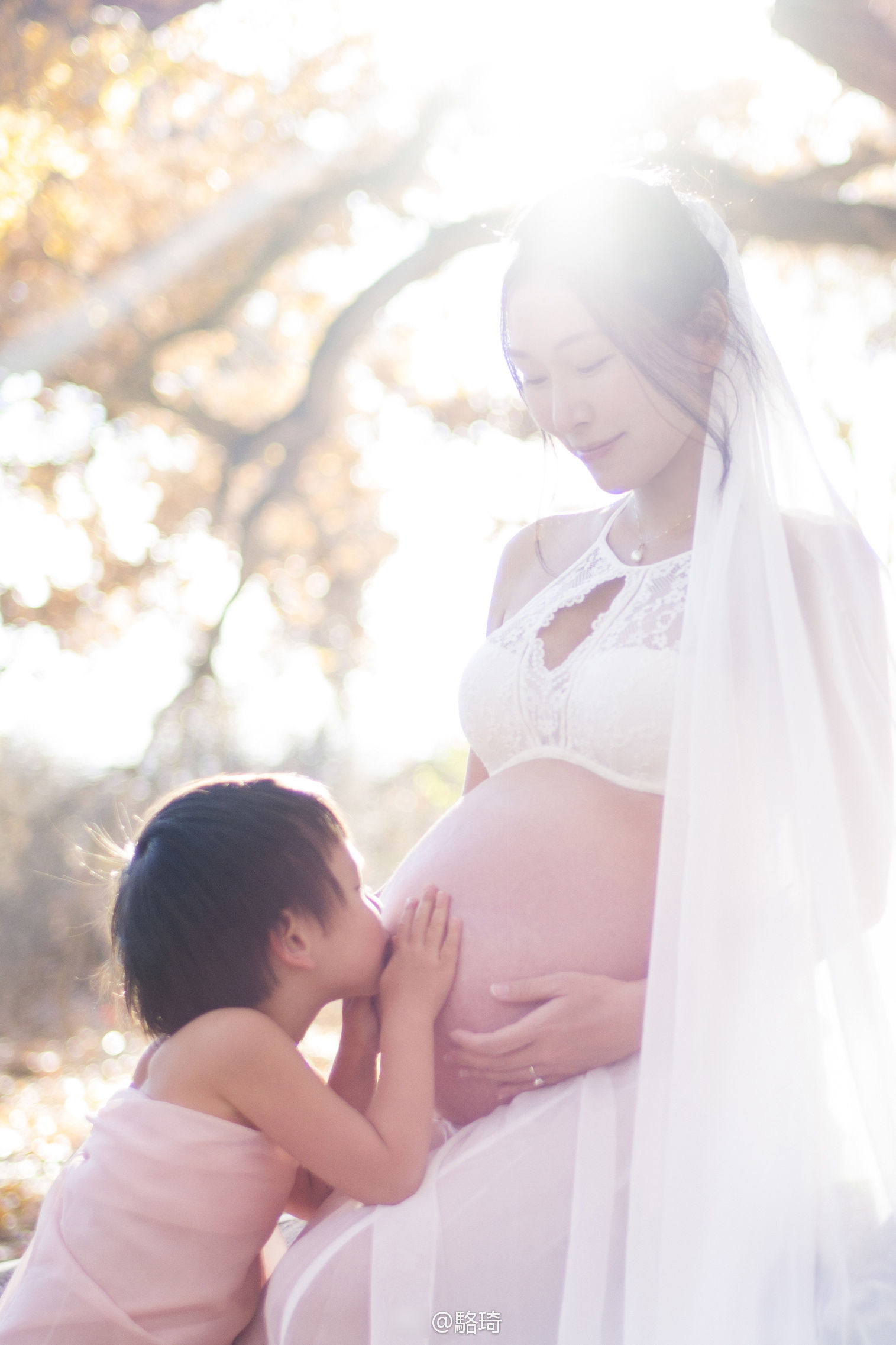 《非诚勿扰》骆琦晒二胎孕照 抱大女儿晒太阳母爱十足