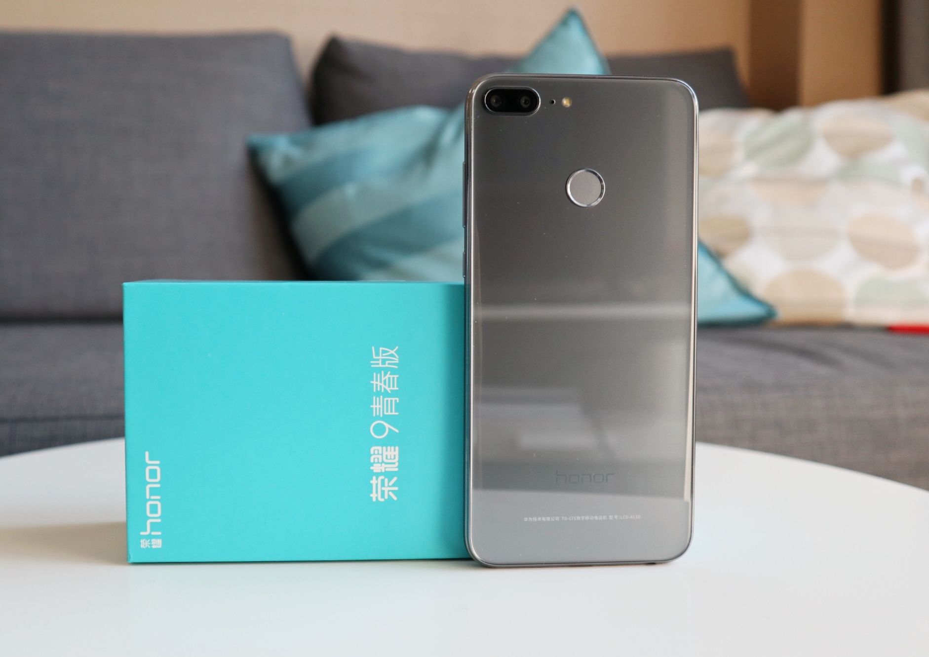 荣耀9青春版图赏:千元全面屏 搭载四摄像头