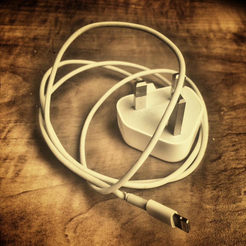 孕妇洗澡时给手机充电 被电死在浴缸一尸两命