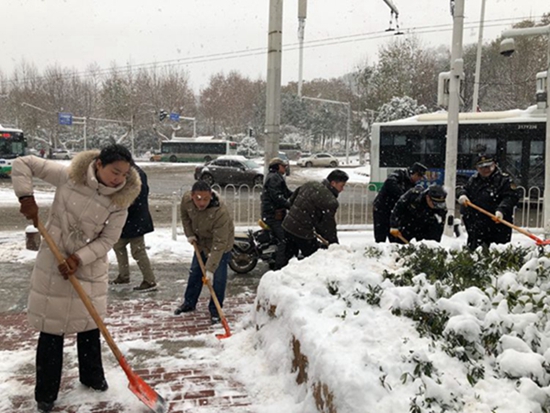 區委書記劉潔到武昌火車站,宏基客運站調度除雪工作,保障居民出行安全