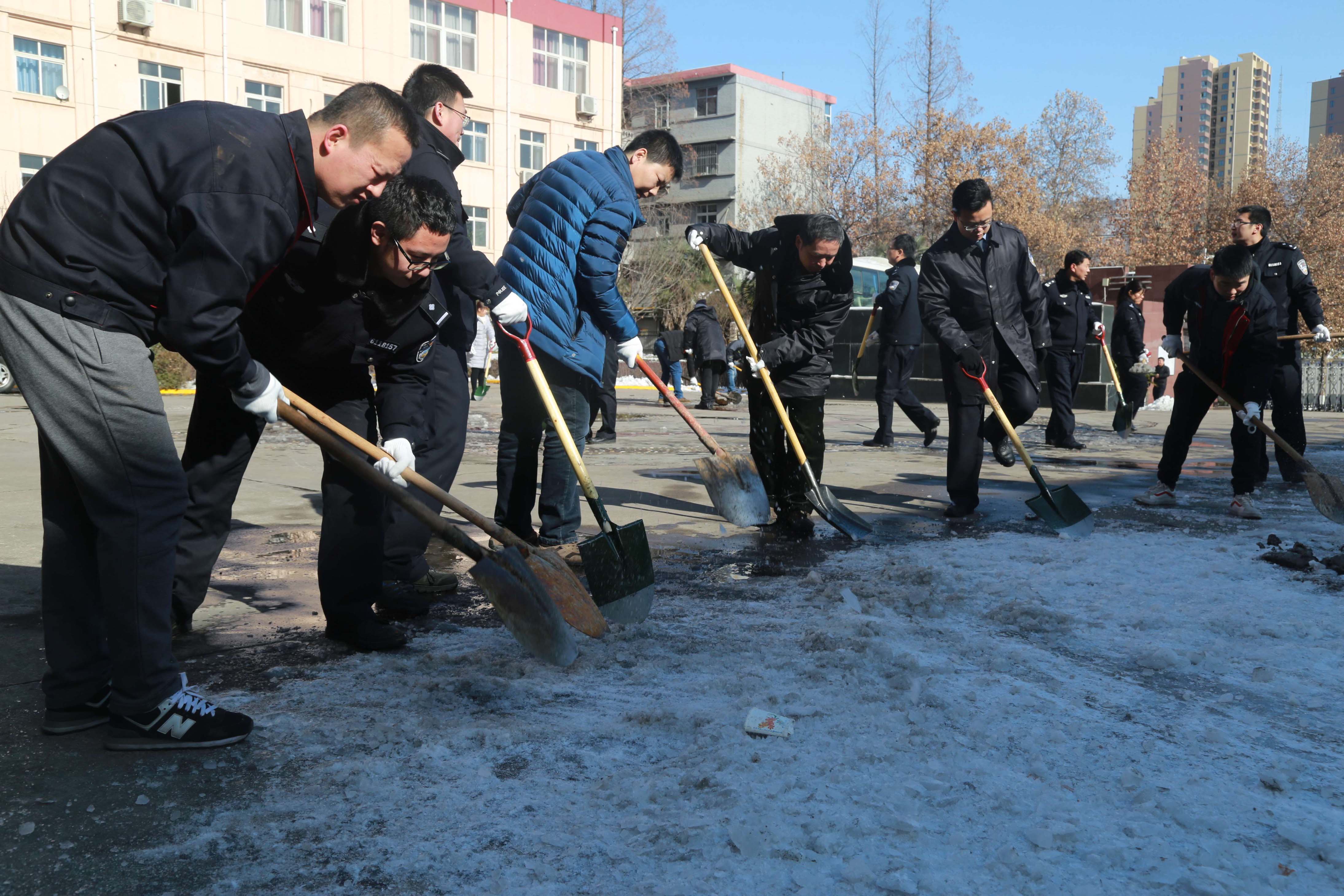 寶雞監獄組織警察職工開展義務掃雪活動_陝西頻道_鳳凰網