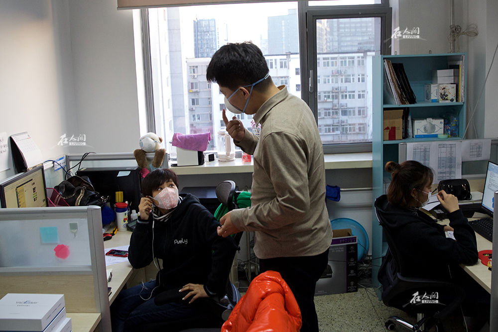 年底赶上楼下装修,办公室里常常会有浮尘,大家只能戴着口罩办公.