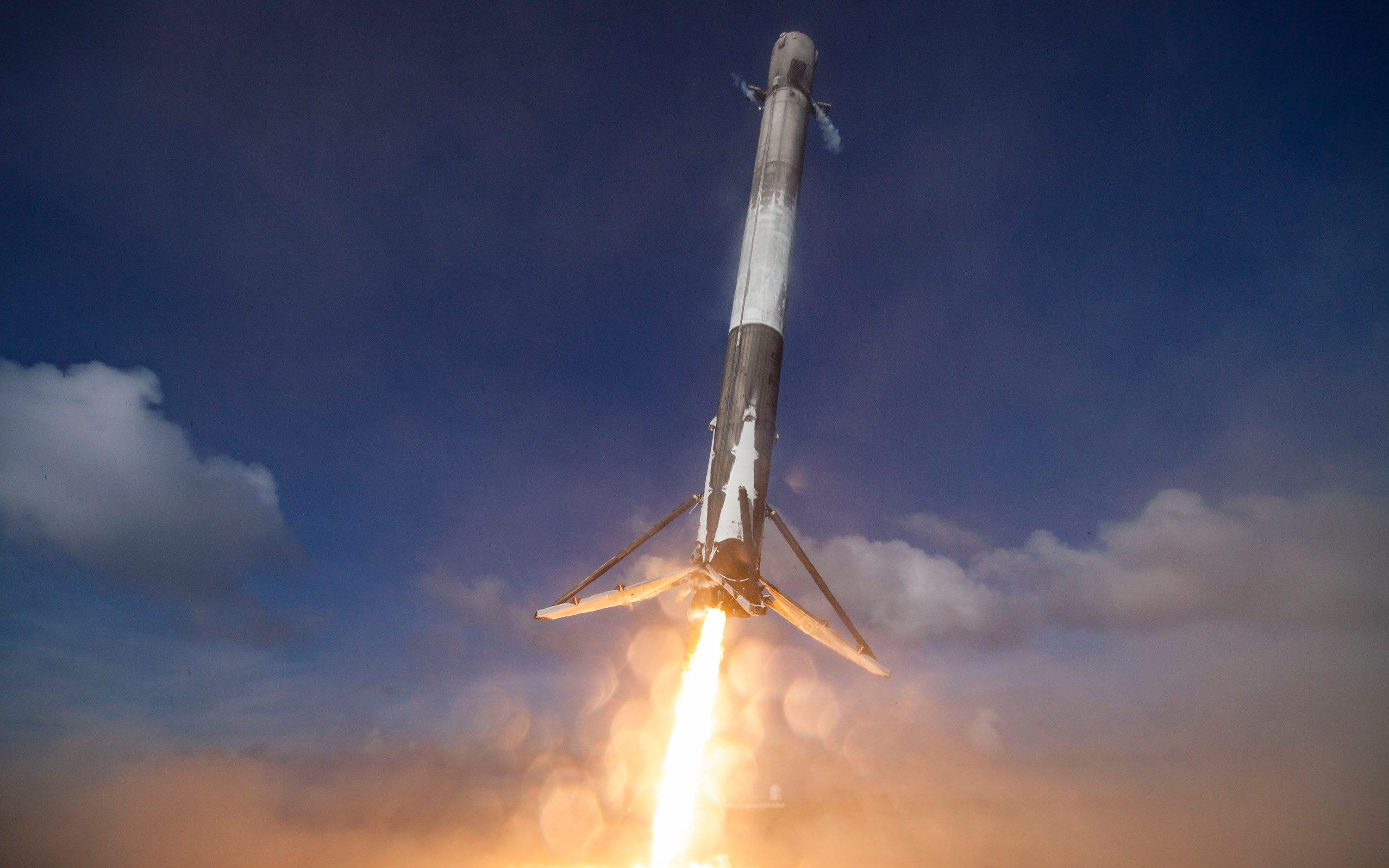 美国太空探索技术公司27日说,世界现役最强大的重型运载火箭猎鹰重型