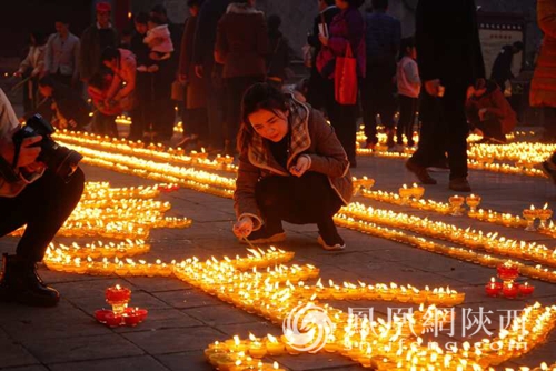 西安广仁寺点亮万盏酥油灯数千民众共祈平安吉祥