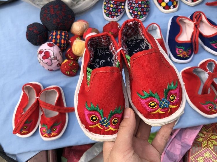 济宁72岁老人街头缝制虎头鞋