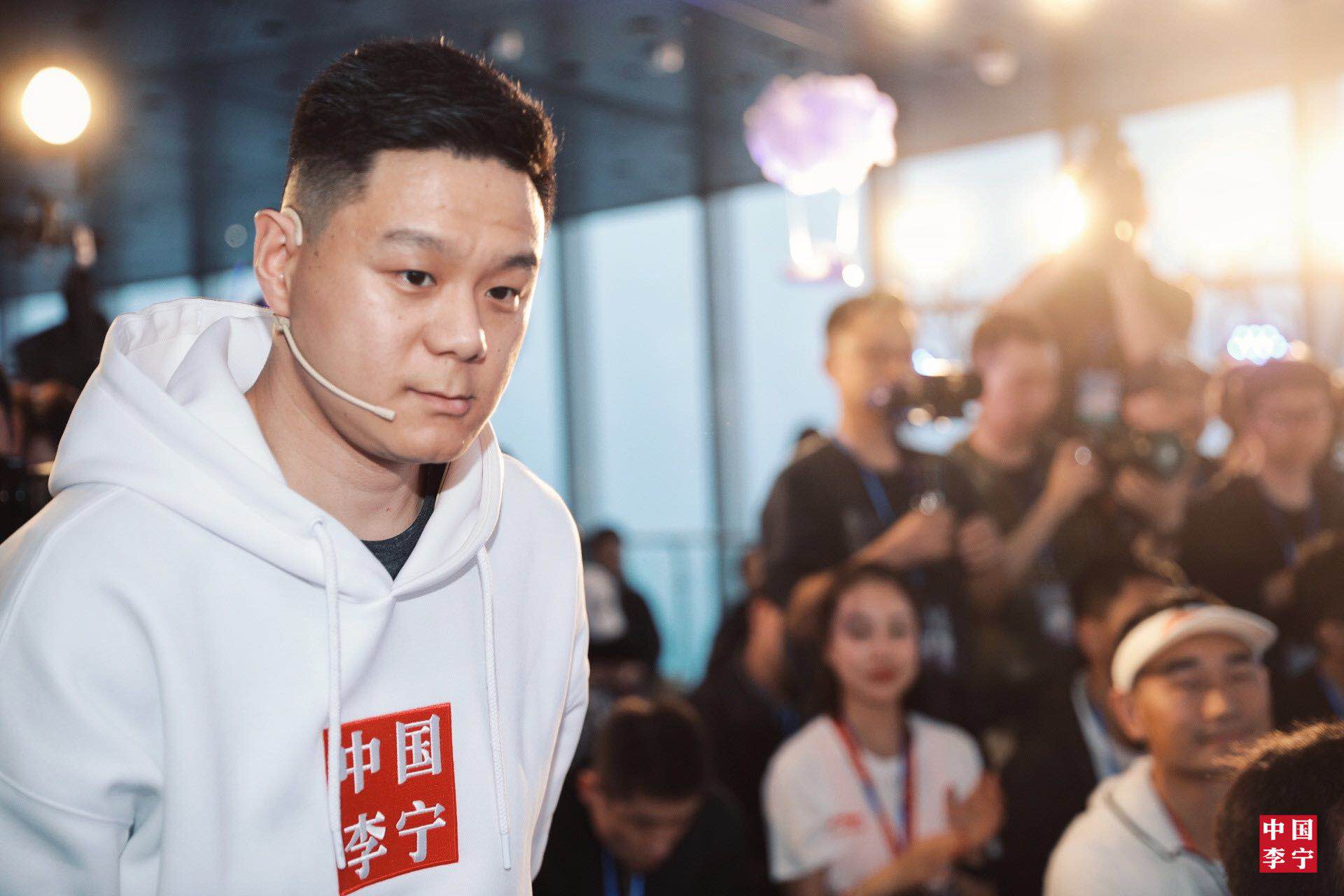 中国李宁超轻15代跑鞋发布 势轻天下点亮上海之巅