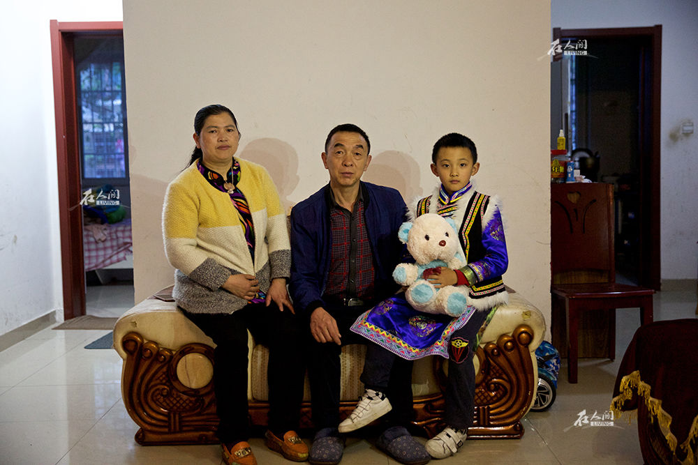 陈璐保存的大儿子的最后一张照片拍摄于2007年春节,丈夫带着他去绵阳