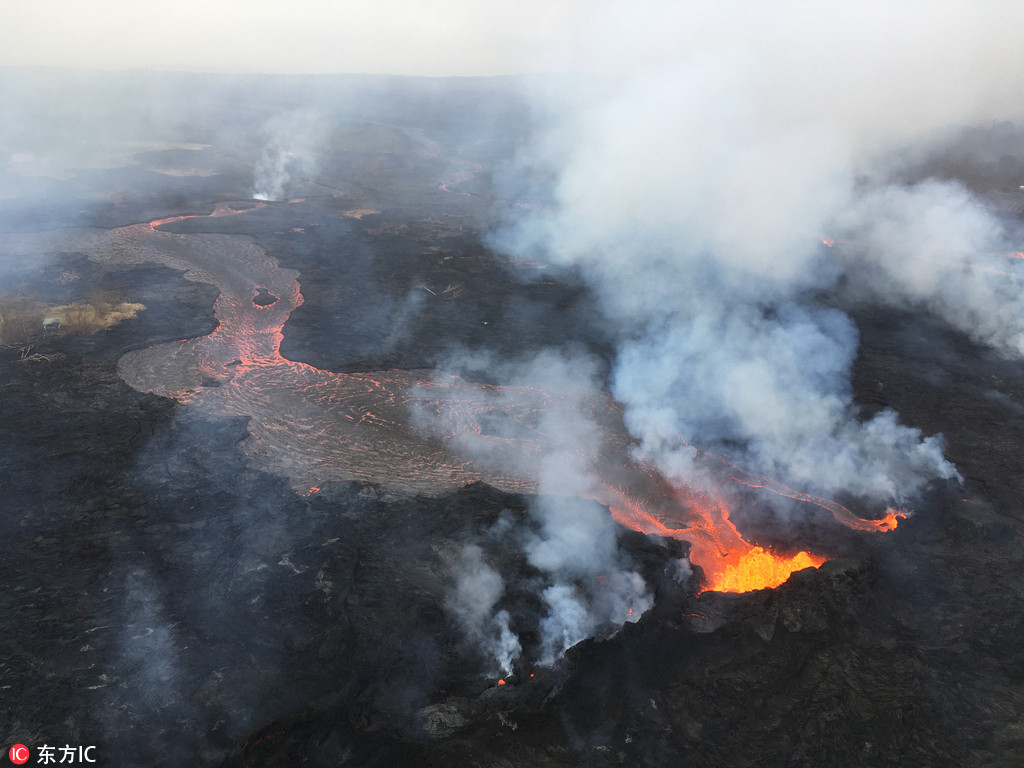 冒死实拍夏威夷基拉韦厄火山喷发时的毁灭性的景象