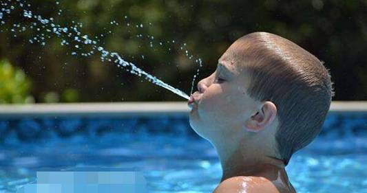 关于孩子学游泳的这些事,原来大多数家长都是错的