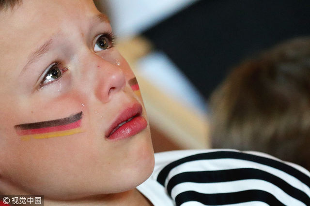 痛苦不比球员少!德国女球迷哭成泪人