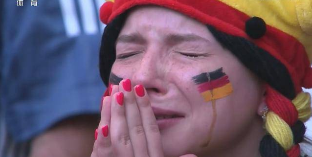 痛苦不比球员少!德国女球迷哭成泪人