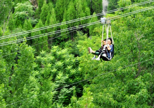 高空滑索日前,淄博市博山区源泉镇开元溶洞新建的高空滑索受到众多