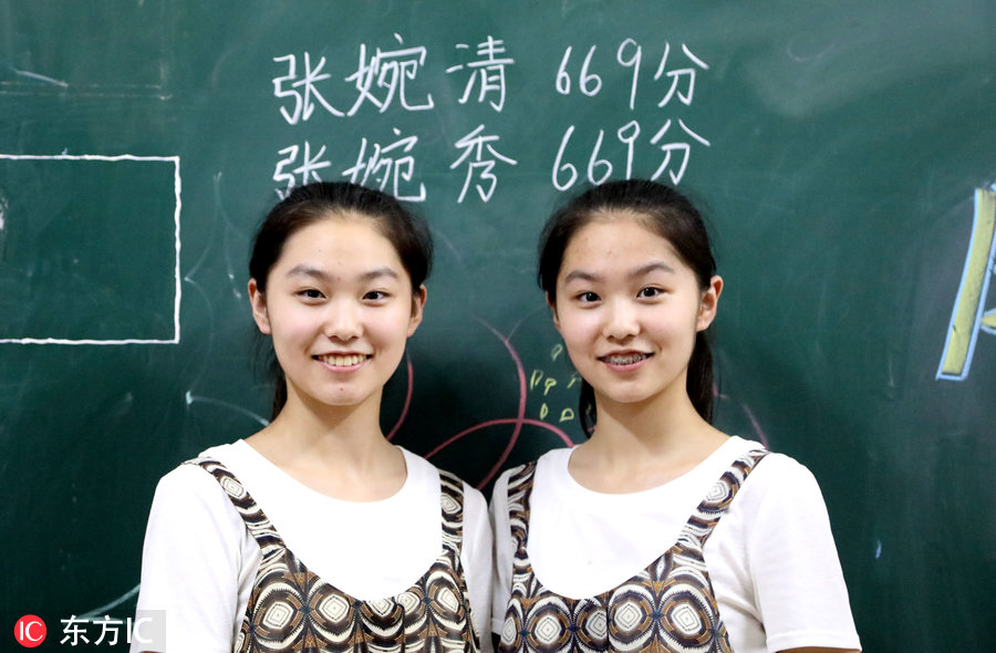 在洛阳市东方外国语学校,中考成绩放榜后,15岁的双胞胎姐妹张婉清,张
