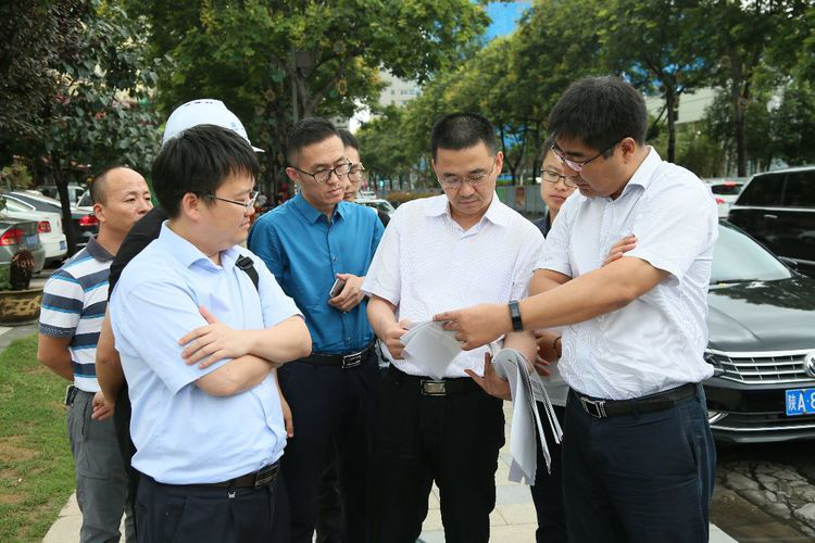 内的18处违法建设问题,8月22日下午,高新区城市管理局邵军锋局长带队