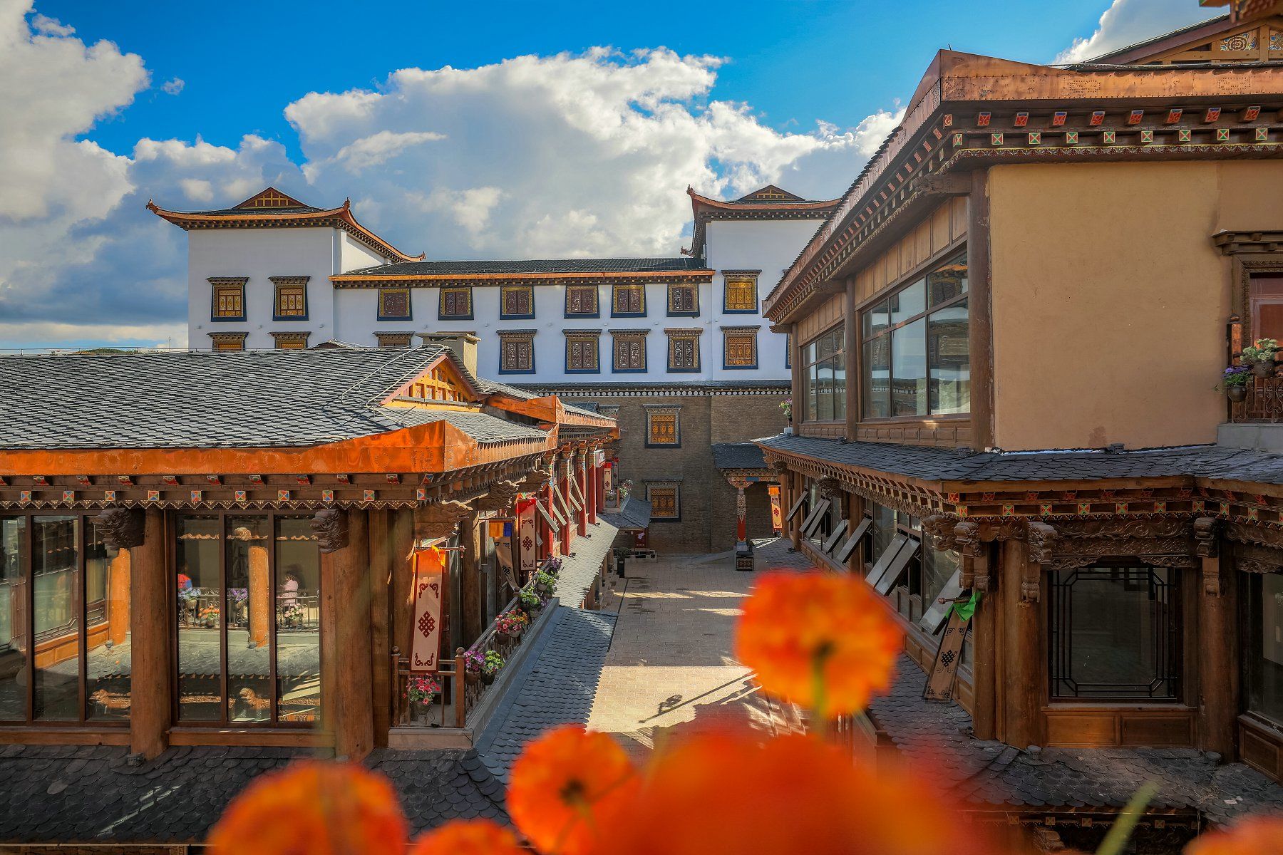 独克宗花巷文化旅游小镇开业 香格里拉旅游添新地标