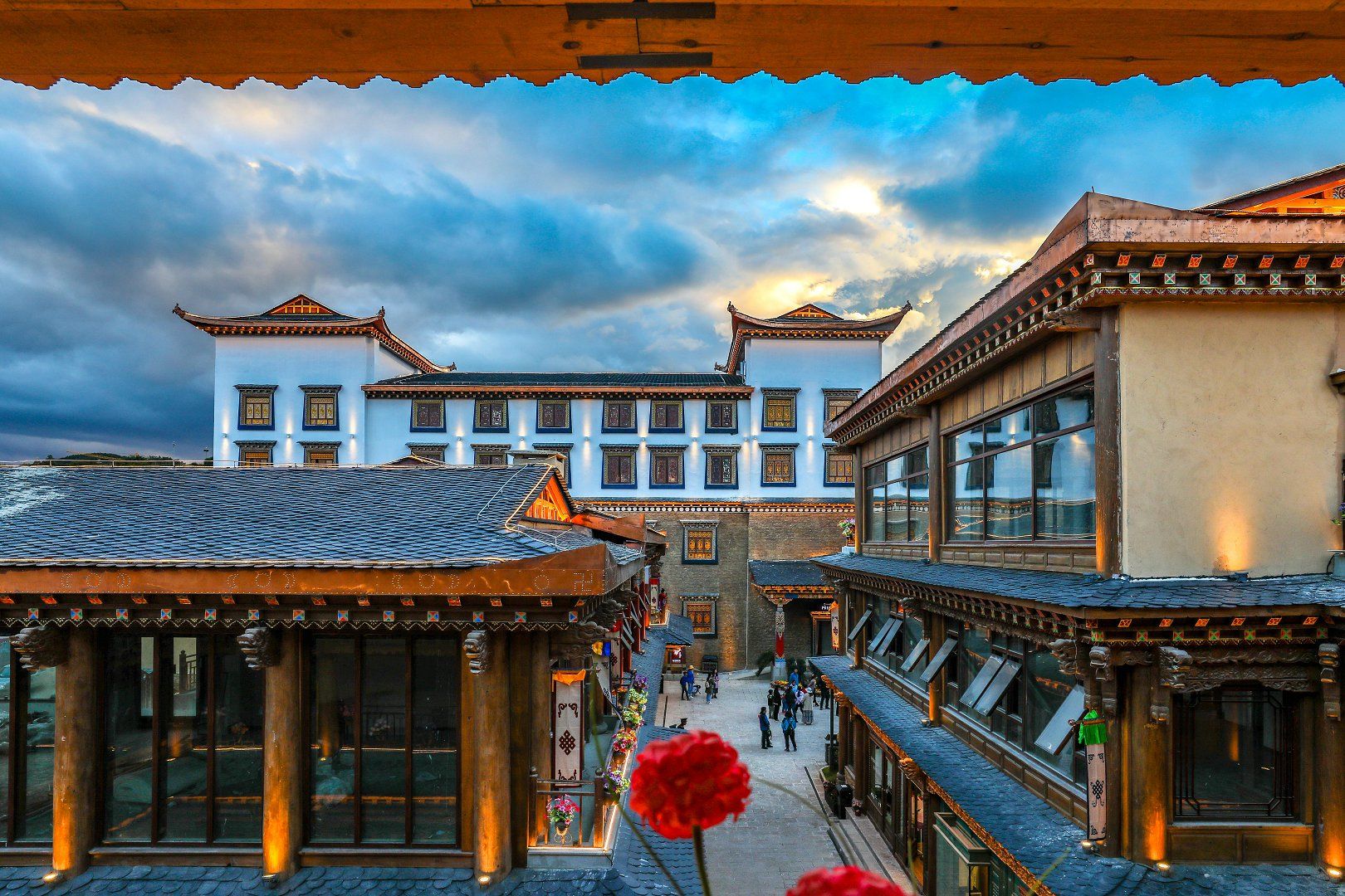 独克宗花巷文化旅游小镇开业 香格里拉旅游添新地标