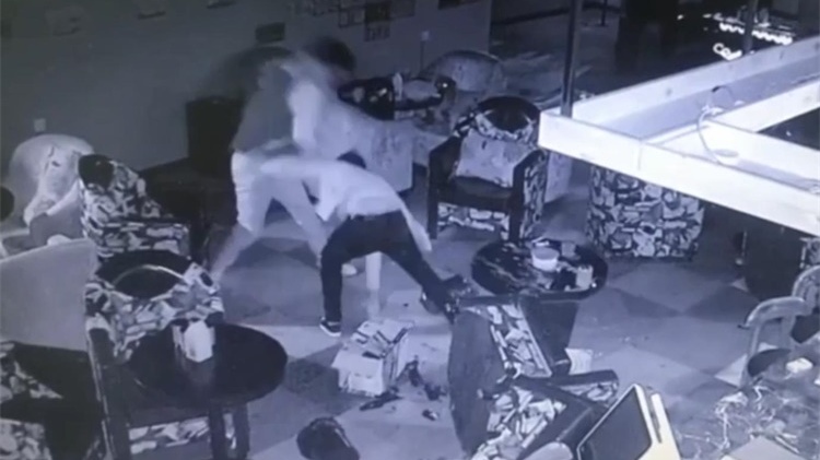 陕西版“反杀案”:男子与人争执 抡酒瓶打对方反被杀_凤凰网视频_凤凰网