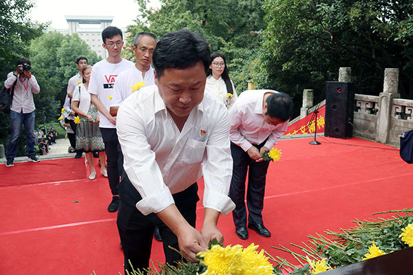 武昌區委書記劉潔上前整理綬帶,並帶領全體人員依次瞻仰抗戰烈士靈位