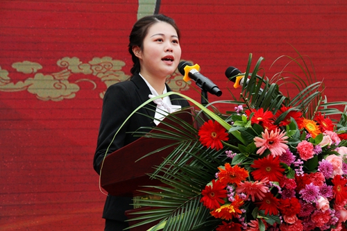 学生代表肖萍发言教师代表钱允凤,学生代表肖萍分别在大会上做了发言.