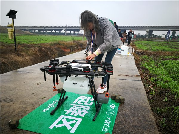 無人機打農藥比賽30人pk 95後女孩參與引關注