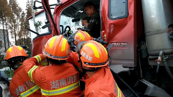 益阳南县两货车相撞致两人被困消防紧急救援