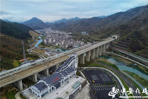 歙县三阳站俯瞰全国第一座建在高架桥上的高铁站