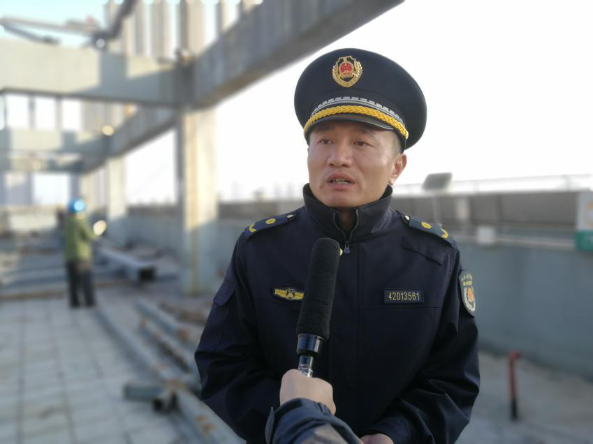 军运同行61看最美汉阳人丨姚俊:广告拆违 还城市靓丽天际线_湖北