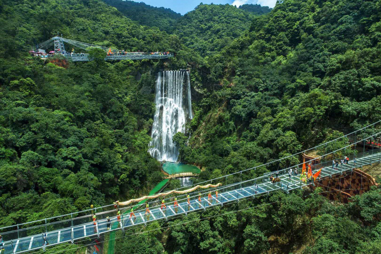 清遠古龍峽景區推節日特色聖誕老人挑戰叢林探險